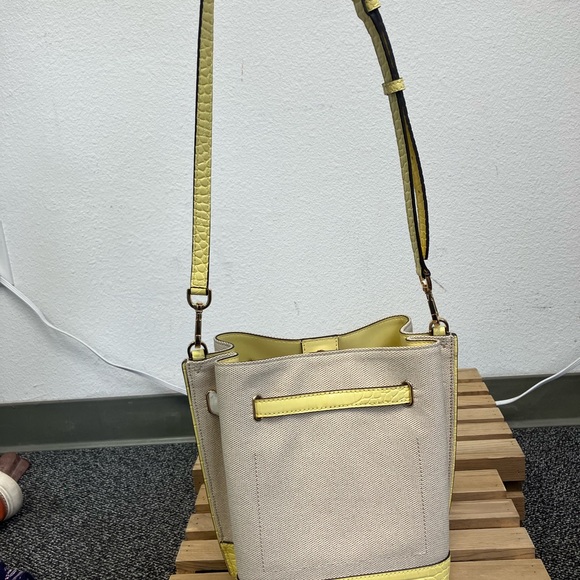 MICHAEL KORS EMILIA SMALL BUCKET MESSENGER BAG Buttercup - Picture 4 of 5